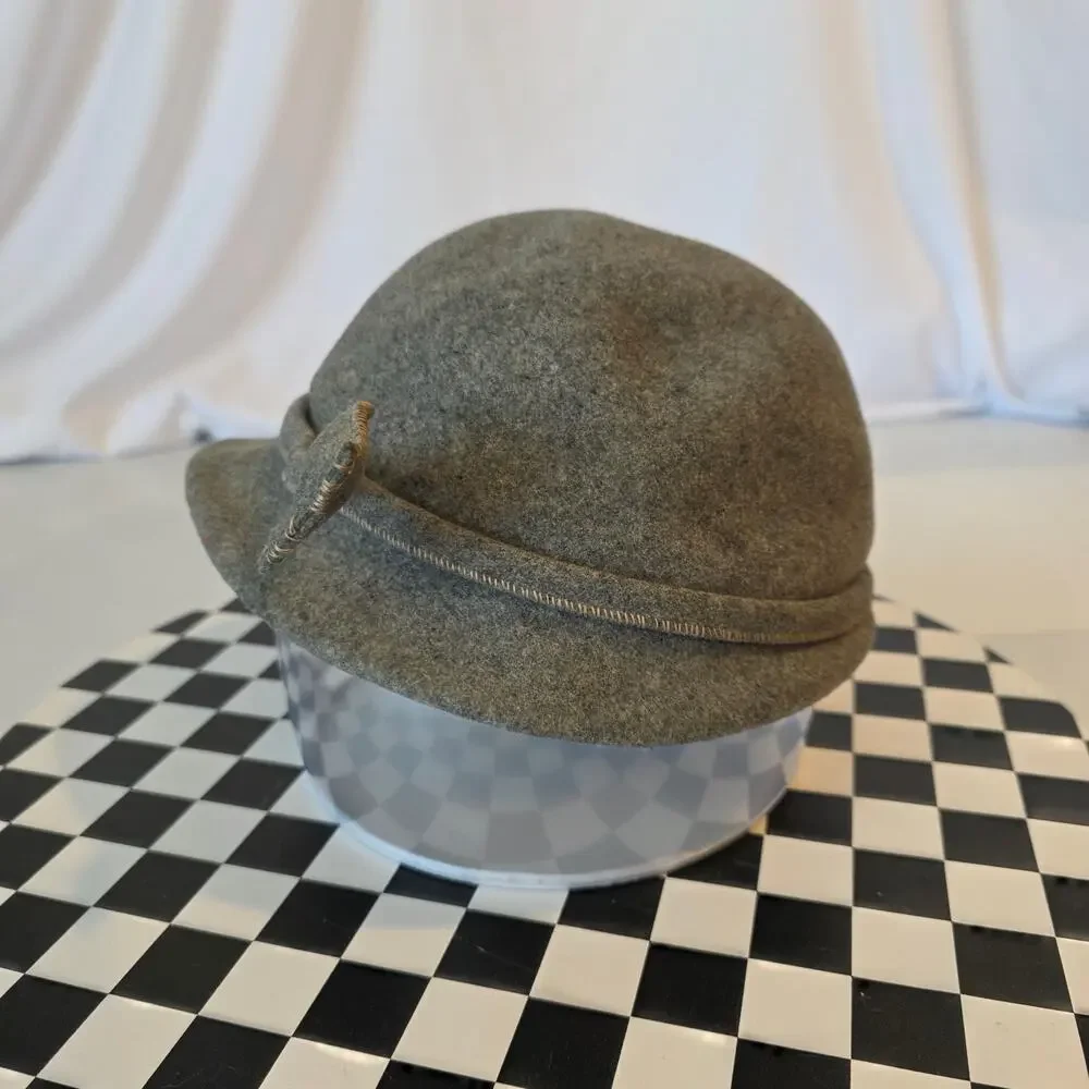 Betmar Chilton 100% Wool Robin Hood Arrow Cloche Hat Gray Medium